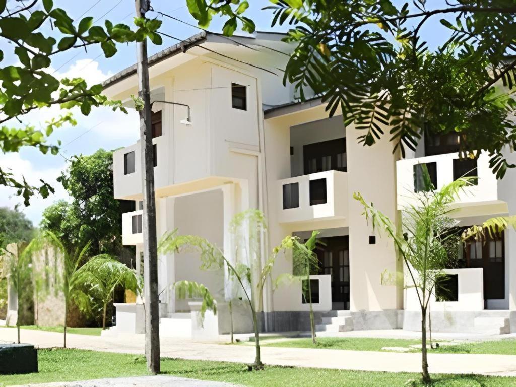 Kent Hotel Tissamaharama Exterior foto